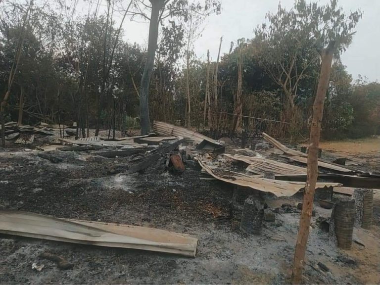 PDF ယူနီဖောင်းများဝတ်ကာ ဝင်ရောက်လာသည့် ဘီလူးစစ်ကြောင်းကြောင့်  PDF စခန်းတစ်ခုမီးရှို့ဖျက်ဆီးခံရ၊ပြည်သူနှစ်ဦးသေဆုံး