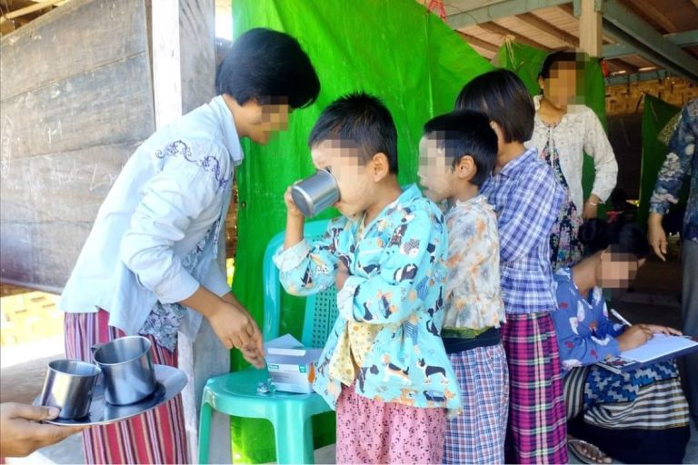 ကနီ စစ်ဘေးရှောင် ကလေးငယ်များကို သံချဆေးတိုက်ကျွေး