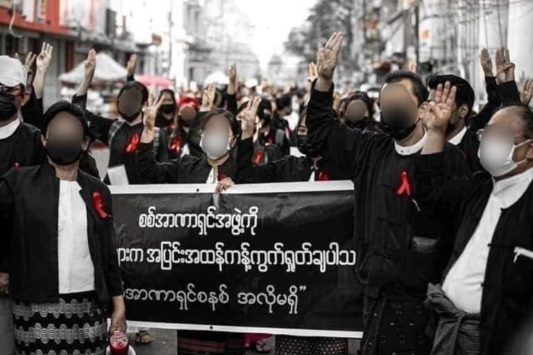 တရားခွင်အတွင်း အမှုလိုက် ရှေ့နေများ ခြိမ်းခြောက်ခံနေရ