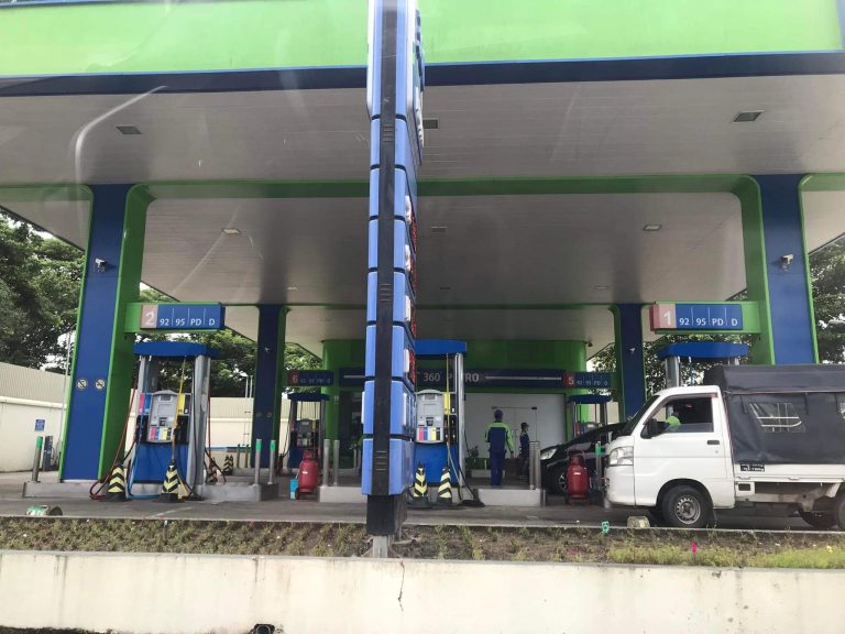 စက်သုံးဆီကို အကန့်သတ်ဖြင့် ဝယ်ယူနေရသည့်အတွက် မီးစက်အသုံးပြုသူများ အခက်တွေ့