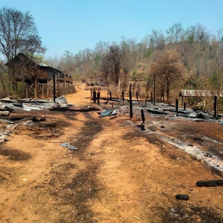 ချင်းလူမျိုးစုများနေထိုင်သည့် ရေယဉ်ရွာ ရွာလုံးကျွတ်မီးရှို့ခံရ