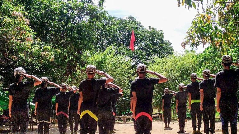 ကာကွယ်ရေးတပ်ဖွဲ့ဝင် ဖုန်းများမှတဆင့်  ဆက်စပ်သူများကို ထောင်ချောက်ဆင်ဖမ်း