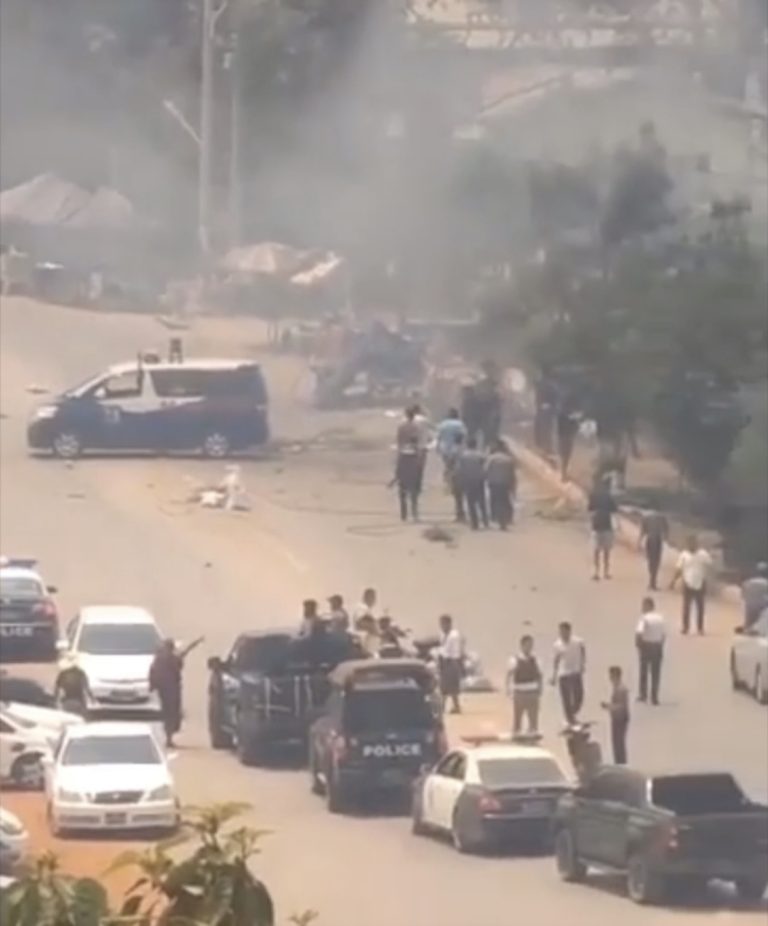 လားရှိုးမြို့ဗဟိုသင်္ကြန်မဏ္ဍပ်တွင်ဗုံးပေါက်ကွဲပြီး သေဆုံးမှုရှိ ၊ မိုးအောင်ရင်နှင့်ရွှေရူပါဦးတို့ လာဖျော်ဖြေမည့်မဏ္ဍပ်ဟု ဆို