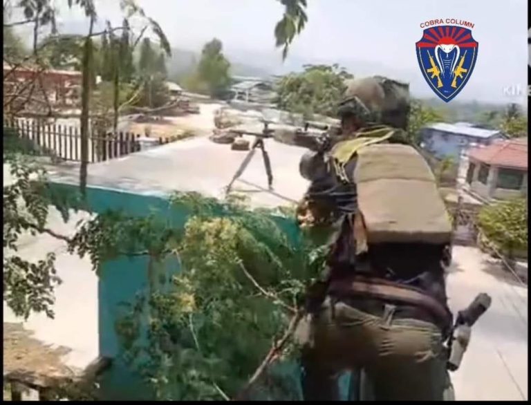 မြဝတီမြို့အနီးကို တိုက်လေယာဥ်ဖြင့်ဗုံးကြဲတိုက်ခိုက်နေ