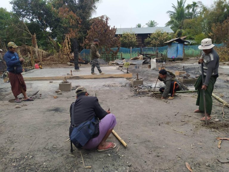 NUG ဖမ်းမိသည့် သစ်များကို စစ်ဘေးနှင့် မီးဘေးသင့် ပြည်သူများထံ ခွဲဝေပေး