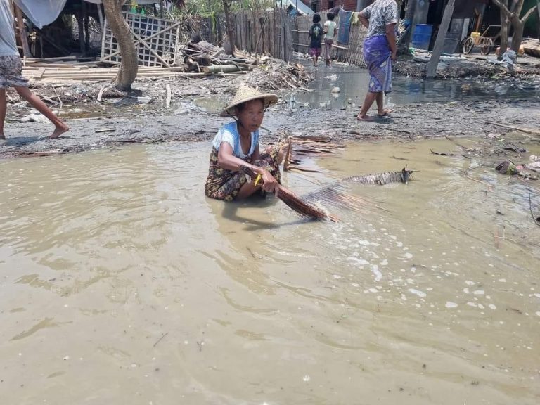 မိုခါကြောင့် ပျက်စီးသွားသည့် သဲခုံရွာ ပြန်လည်ထူထောင်ရေးမစနိုင်သေး