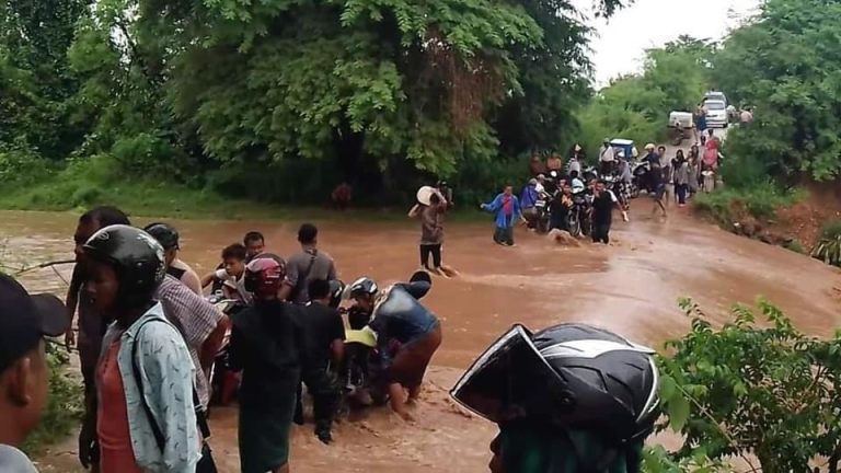 မုန်တိုင်းအန္တရာယ်ရှိသည့် ကနီတွင် စစ်ကြောင်းကြောင့် ဒေသခံ သောင်းချီ မိုးရေထဲ ထွက်ပြေးရှောင်တိမ်းနေရ