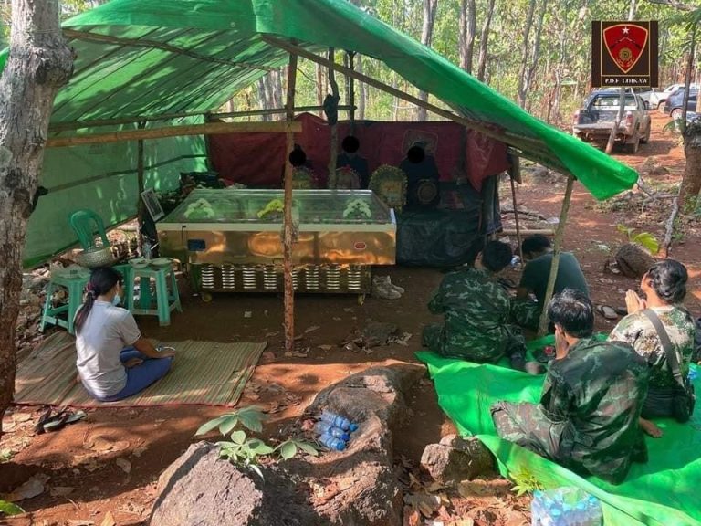 လေကြောင်းဗုံးကြဲမှုကြောင့် မီးပုံးပျံဆရာ လွိုင်ကော်PDF ရဲဘော်တစ်ဦးကျဆုံး