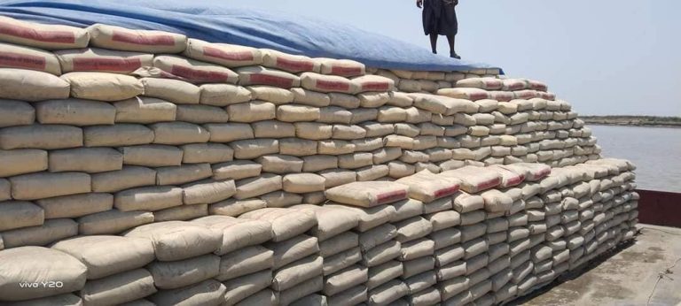 ပကဖများက ငွေယူ၍ ဧရာဝတီမြစ်အတွင်း စစ်ကောင်စီ စီးပွားရေးထောက်တိုင် ကုန်ပစ္စည်းများကို သယ်ဆောင်ခွင့်ပေးနေ