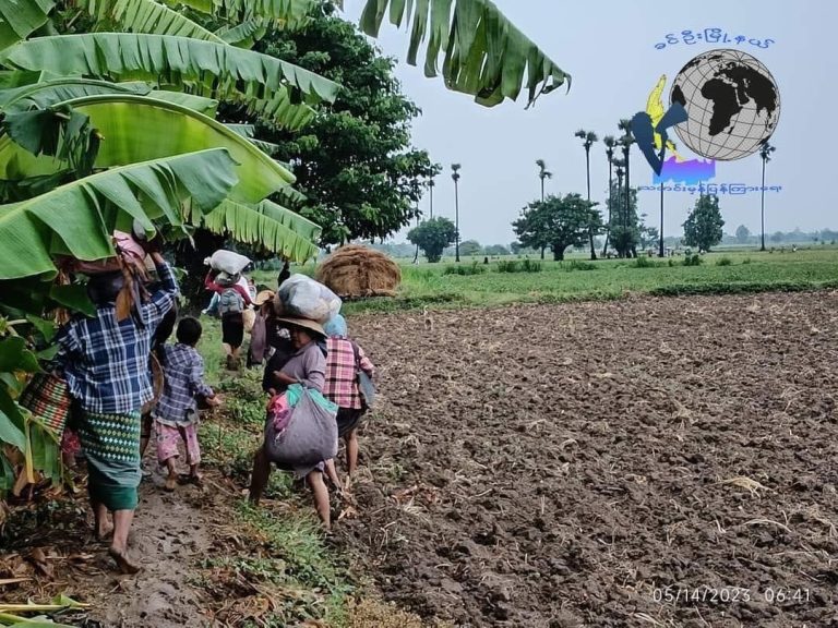 စစ်ကြောင်းကြောင့် မိုးရေထဲ ရှောင်တိမ်းရသည့် အဖွားတစ်ဦး အမောဖောက်