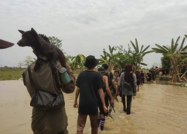 မုန်တိုင်းကြောင့် မီးဘေးသင့်ပြည်သူများ၏ တဲအိမ်များ ရာချီပျက်စီးပြီး PDF များ ကူညီပေးနေရ