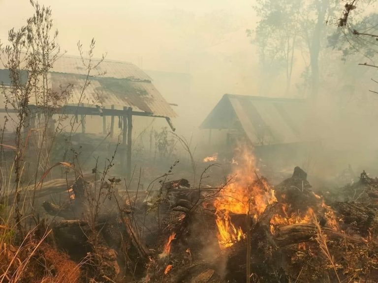 မင်းတပ်စစ်ရှောင်နှစ်ရွာ လက်နက်ကြီးများဖြင့်ပစ်ခတ်ခံရပြီး ရွာမီးလောင်