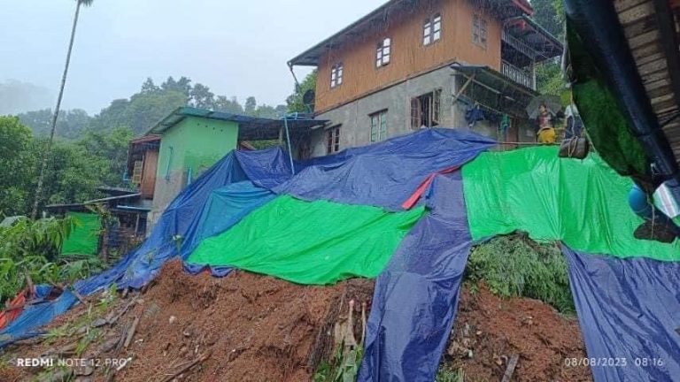 မြေပြိုမှုကြောင့် ပလက်ဝမြို့ပေါ်ရှိနေအိမ်များ ပြိုကျပျက်စီး