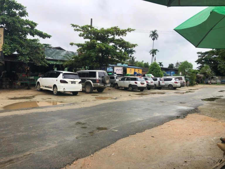 နှစ်ဘက်ညှပ် လမ်းပိတ်ခံထားရသည့် စစ်ကောင်စီတပ်က ဒေသခံများကို ဓားစာခံဖမ်းဆီး