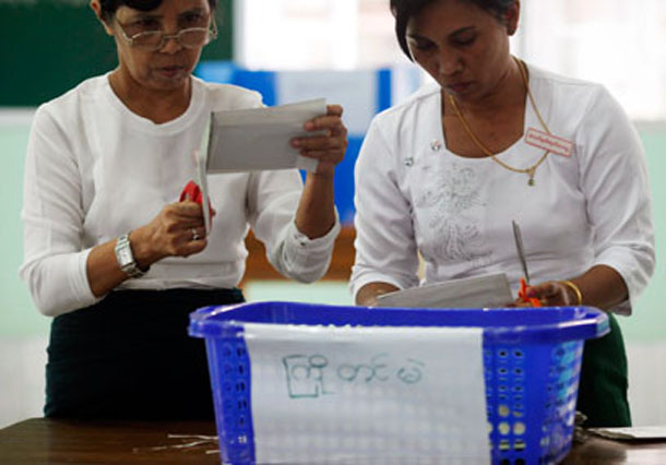  ၂၀၁၀ ခုနှစ် ရေးကောက်ပွဲတွင် မဲရေတွက်နေစဥ်။ (ဓာတ်ပုံ - Reuters)