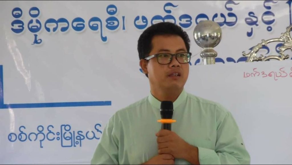 Federalism အကြောင်းဆွေးနွေးပြောကြားနေသော ကိုစိုးဝင်းဆွေ။ (ဓာတ်ပုံ - Soe Win Swe's Facebook)