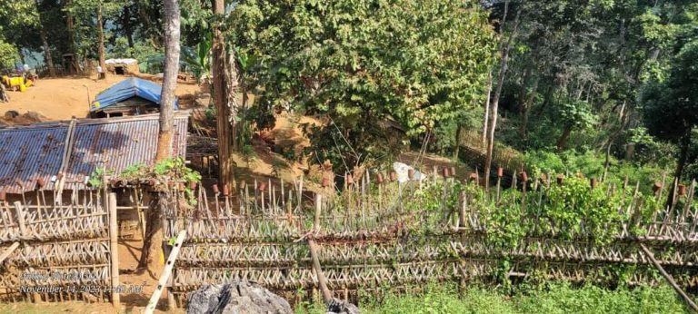 ကွတ်ခိုင်မြို့နယ်ရှိ စစ်ကောင်စီတပ်ဖွဲ့ဝင်များ TNLA ထံ လက်နက်များအပ်နှံ