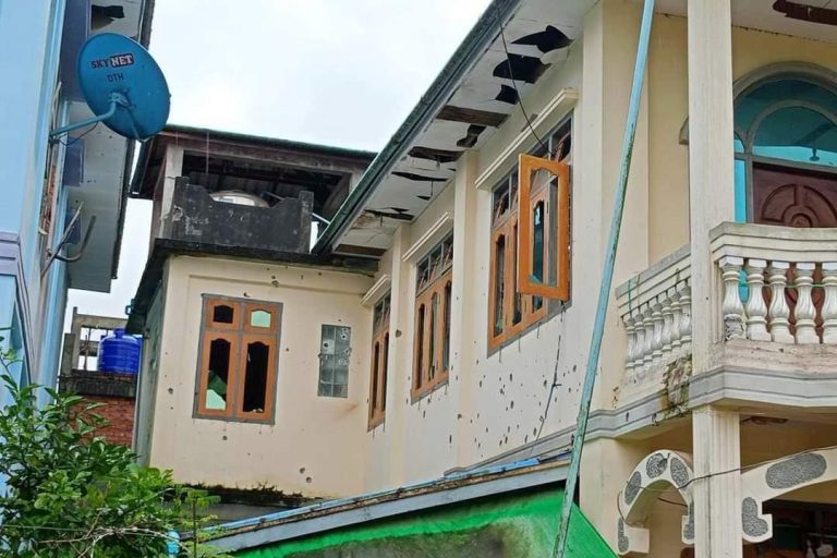 မင်းပြားမြို့ကို စစ်ကောင်စီက လက်နက်ကြီးဖြင့်ပစ်ခတ်၍ ဒေသခံသောင်းချီ ထွက်ပြေးနေရ၊ သေဆုံးဒဏ်ရာရသူများလည်း ရှိနေ