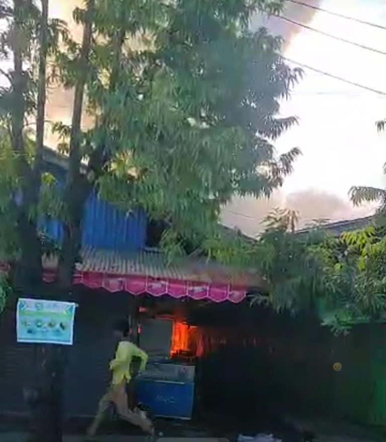 စစ်ကောင်စီတပ်ကပစ်ခတ်လိုက်သည့် လက်နက်ကြီးကျ၍ ပုဏ္ဏားကျွန်းစျေးတန်းမီးလောင်နေ