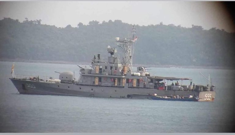 ပေါက်တောတွင် စပါးတင်လာသည့် စက်လှေကို ရေတပ်ကပစ်ခတ်