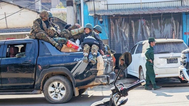 ဗိုလ်မှူးချုပ် ၆ ဦးအပါအဝင် စစ်ကောင်စီတပ်သား ၂၅၀၀ ဝန်းကျင်လက်နက်ချ