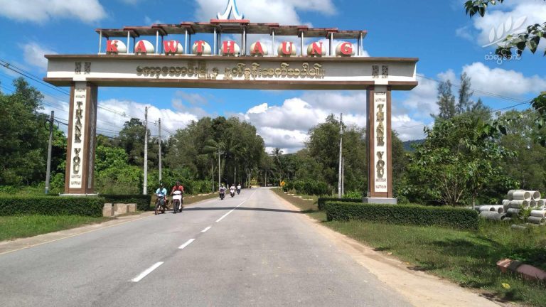 ကော့သောင်းလေဆိပ်ရောက်ခရီးသည်များ လေဆိပ်အပြင်ထွက်ခ ကျပ်သိန်းချီပေးနေရ