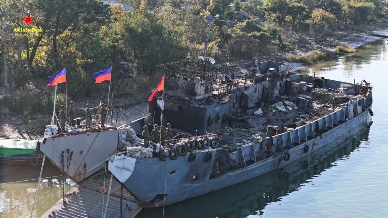 စစ်သင်္ဘောနစ်မြုပ်မှု စစ်ကောင်စီတပ်ဖွဲ့ဝင် ၇၀၀ ကျော်သေဆုံးနိုင်ပြီး အသက်မသေဘဲရေကူး လွတ်မြောက်လာသူများကို AA ကယ်တင်