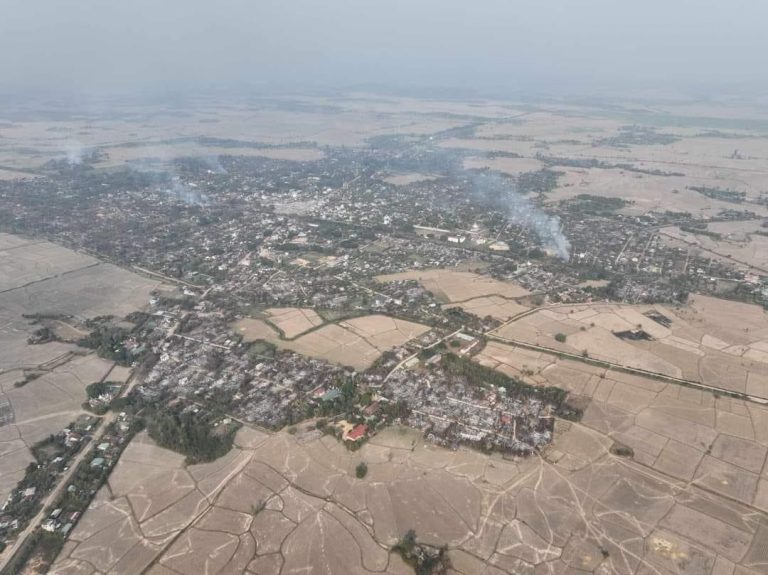 ကောလင်းကို စစ်ကောင်စီပြန်ထိန်းချုပ်ပြီးတစ်မြို့လုံးနီးပါး မီးရှို့ဖျက်ဆီး