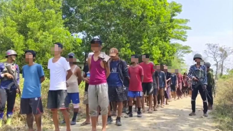 AA ထံ လက်နက်ချအညံ့ခံလာသည့် စစ်ကောင်စီတပ်သားထောင်ချီရှိလာ