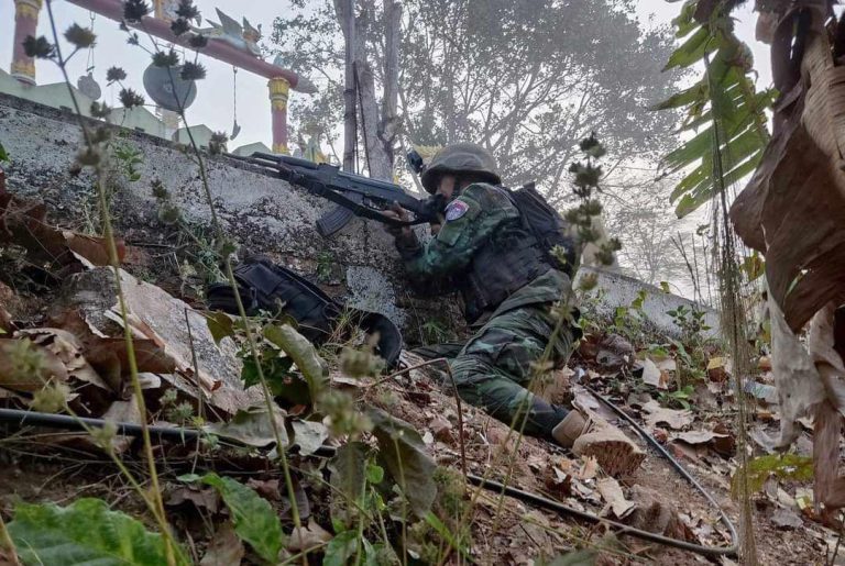 မြဝတီမြို့အနီးရှိ စစ်ကောင်စီတပ်ရင်းများကို ကာကွယ်ရေးတပ်များ ဆက်လက်ထိုးစစ်ဆင်