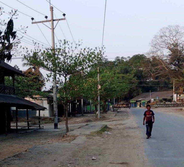 စစ်ရှောင်နေသော ကာမိုင်းမြို့ ဒေသခံအိမ်များ ဖောက်ထွင်းခံရ