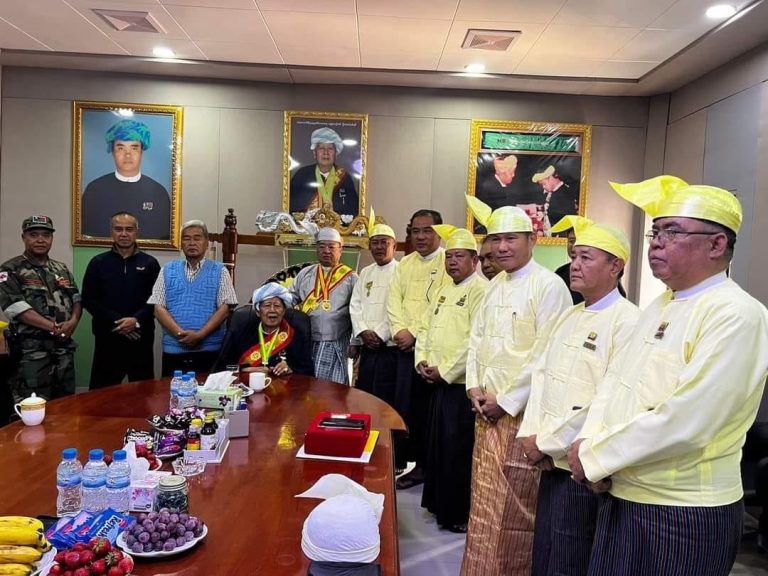 ပြည်သူ့စစ်နာယက ဦးအောင်ခမ်းထီ ကို YMBA ကအမြင့်ဆုံးဘွဲ့ချီးမြှင့်