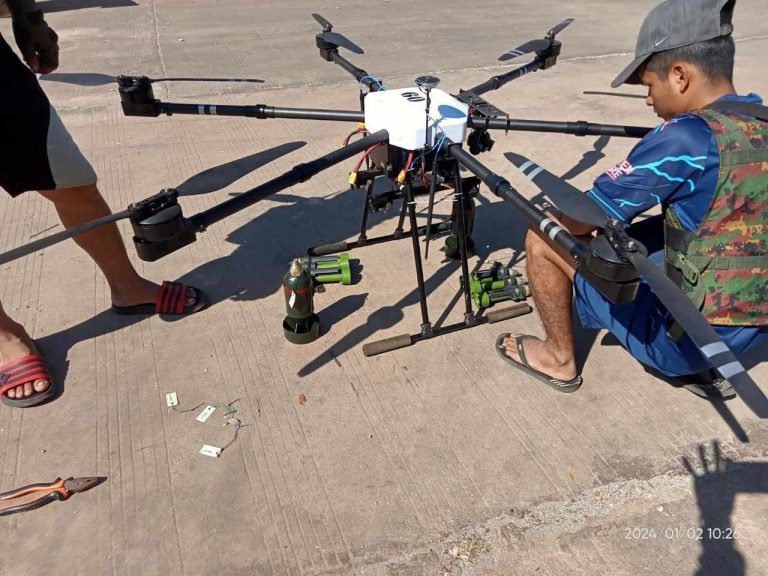 ဒရုန်းဗုံးသီး ၂၂၀ ကျော်ကြဲချ၍ အေကဲန်ယူတပ်မဟာ ၅ ကျေးရွာများကို စစ်ကောင်စီတိုက်ခိုက်