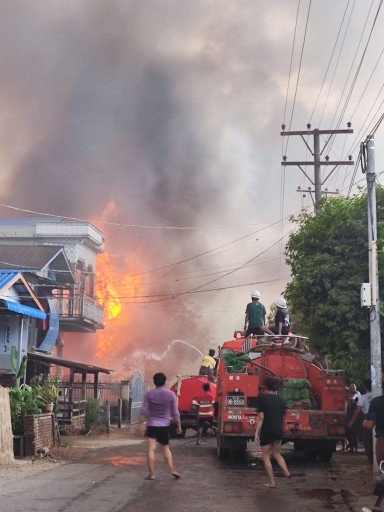 မွန်ပြည်နယ် ဓမ္မသရွာတွင် နေအိမ် ၃၀၀ ကျော် မီးလောင်ပြာကျ ၊ စစ်ကောင်စီက လက်နက်ကြီးဖြင့် ဆက်ပစ်နေ