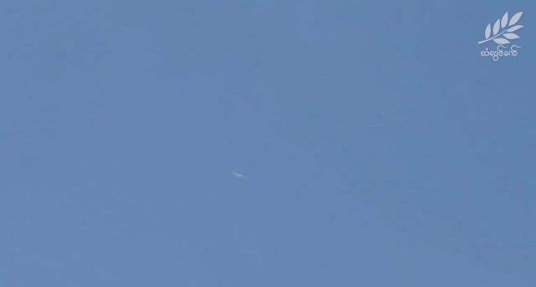 စစ်ကောင်စီတပ်က မြဝတီမြို့ကို လေယာဉ်ဖြင့် ဆက်တိုက်ဗုံးကြဲနေ