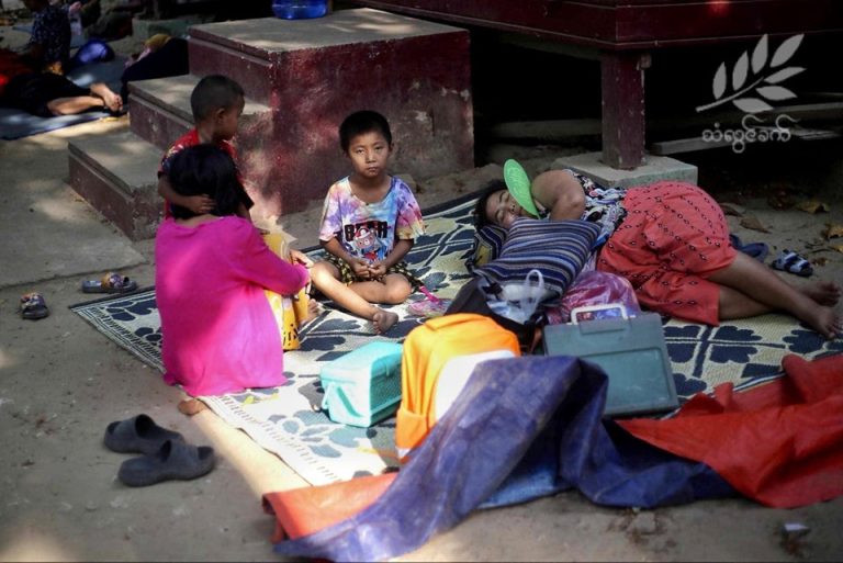 မြဝတီ စစ်ဘေးရှောင်များတွင် ကလေးငယ် အများအပြားပါဝင်