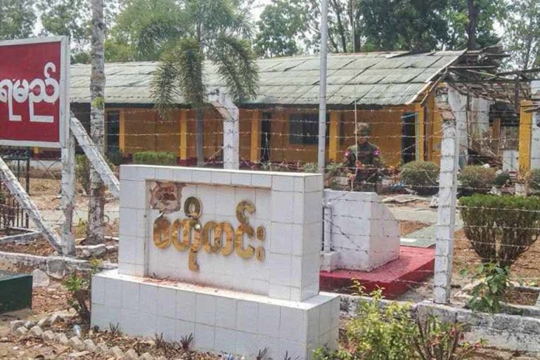 ပူးပေါင်းတပ်ဖွဲ့များ သိမ်းပိုက်ထားနိုင်သည့် ခလရ ၂၇၅ တွင် တပ်မ ၄၄ ဘက်တံဆိပ်ဖြင့်စစ်သားများ အလံလွှင်ထူသည့် ရုပ်သံထွက်ပေါ်