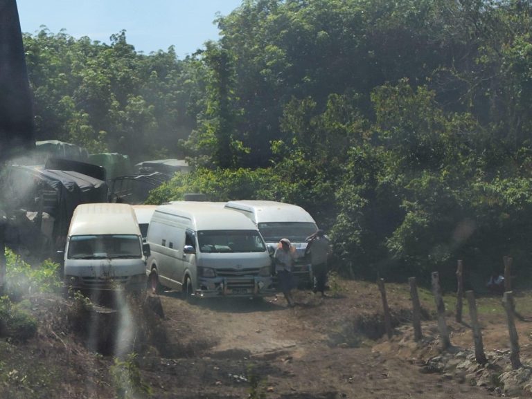 ကျုံအိတ်တံတားမိုင်းခွဲခံရပြီးနောက် မိုးကောင်း – ရွှေရောင်ပြ လမ်းပိုင်းကသွားလာနေ