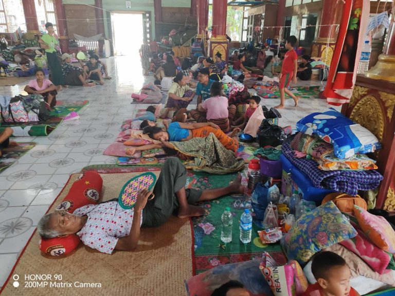 ပိတ်မိနေသည့် သံတောင်ကြီးဒေသခံများကို ကယ်ထုတ်နေ