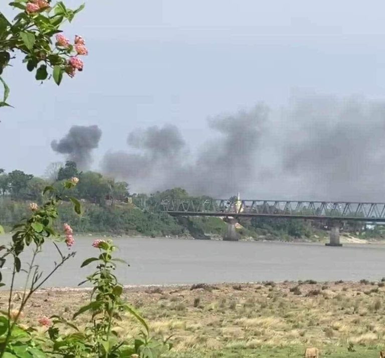 ဧရာဝတီမြစ်ကူးတံတားဖြစ်သည့် ဗလမင်းထင်တံတားအနီး ပစ်ခတ်မှုဖြစ်ပွား