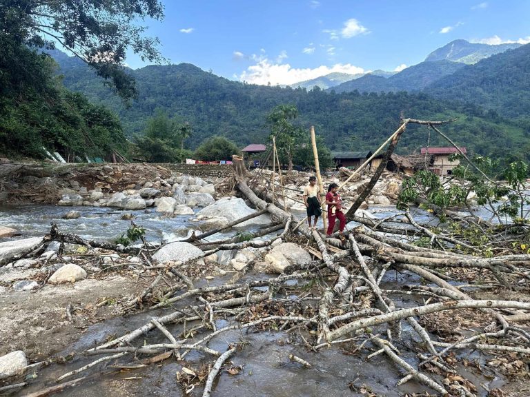 ရေဘေးဒုက္ခသည်များ ရေပိုက်နှင့် မိုးကာများ အရေးပေါ်လိုအပ်လျက်ရှိ