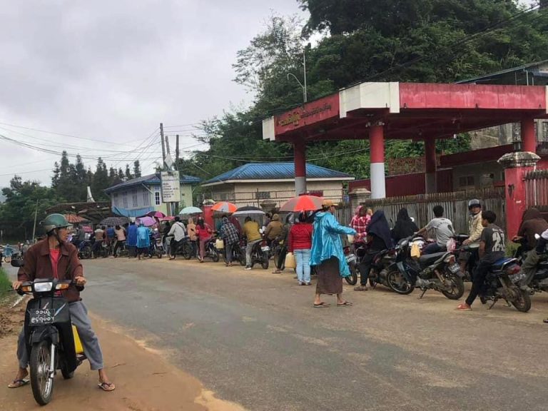 မိုးကုတ်မြို့အရှေ့ပိုင်းတွင် စားသောက်ကုန်နှင့် စက်သုံးဆီဈေးများ တရိပ်ရိပ်တက်