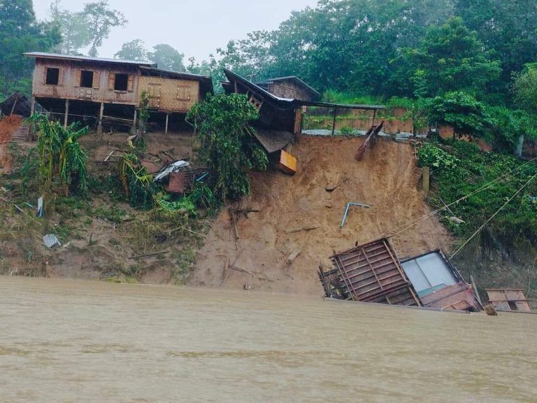 မြစ်ကြီးနား – ပူတာအို ကားလမ်းမြေပြိုမှုကြောင့် ကားများပိတ်မိနေသည်မှာ တစ်ပတ်ခန့်ရှိလာ