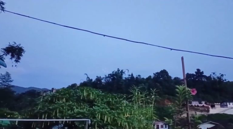 မိုးကုတ်မြို့အရှေ့ပိုင်းတွင် ဒရုန်းတစ်စင်းတွေ့ရပြီးနောက် လက်နက်ကြီးများဆက်တိုက်ပစ်ခတ်နေ