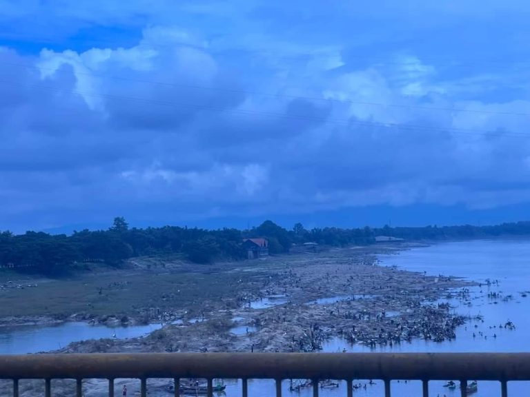 မြစ်ကြီးနားတွင် တပိုင်တနိုင်ရွှေလက်ယက်တွင်းများ များပြားလာ