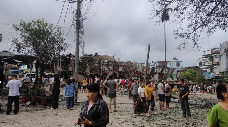 နမ့်ခမ်းမြို့ကို စစ်ကောင်စီ ပေါင် (၅၀၀) ဗုံး ၂ လုံးကြဲ၊ ကိုယ်ဝန်ဆောင်နှင့်ကလေးငယ်အပါအဝင် ဒေသခံ ၁၁ ဦး သေဆုံးပြီး ၁၁ ဦး ဒဏ်ရာရ