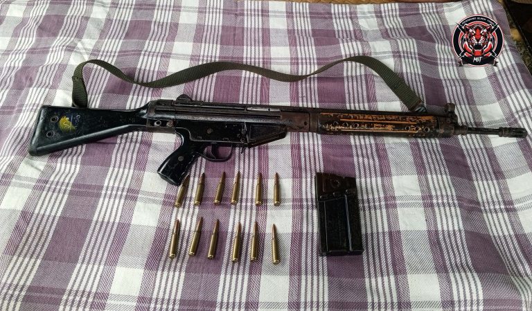 မြင်းခြံတွင် တိုက်ပွဲဖြစ်ပွား၊ စစ်ကောင်စီတပ်သား ၁ ဦးသေဆုံး *************** သံလွင်ခက်။ စက်တင်ဘာ ၁၁ ၊ ၂၀၂၄။ မန္တလေးတိုင်း၊ မြင်းခြံမြို့နယ်တွင် စစ်ကြောင်းထိုးလာသည့် စစ်ကောင်စီတပ်နှင့် တော်လှန်ရေးပူးပေါင်းတပ်အကြား တိုက်ပွဲ ၂ ကြိမ်ဖြစ်ပွားခဲ့ပြီး စစ်ကောင်စီတပ်သား ၁ ဦးသေဆုံးကာ သေနတ် ၁ လက်နှင့် ကျည်တချို့ သိမ်းဆည်းရမိခဲ့သည်ဟု Myingyan Black Tiger (MBT) က ယနေ့၌ ထုတ်ပြန်သည်။ ပြီးခဲ့သည့် စက်တင်ဘာ ၉ ရက်နှင့် ၁၀ ရက်တွင် စစ်ကောင်စီက မြင်းခြံမြို့နယ် မြောက်ဘက်ခြမ်းရှိ MBT တပ်ဖွဲ့၏ စစ်ကြောင်း (၁) နယ်မြေအတွင်းသို့ ဝင်ရောက်ခဲ့ပြီးနောက် တိုက်ပွဲဖြစ်ပွားခဲ့ခြင်းဖြစ်သည်။ ပထမကြိမ် ဝင်ရောက်လာချိန်တွင် ပြန်လည်ပစ်ခတ်ခြင်းမရှိဘဲ ဒုတိယကြိမ် ဝင်ရောက်လာချိန်မှသာ ပြန်လည်ပစ်ခတ်ခဲ့ခြင်းဖြစ်သည်ဟု Myingyan Black Tiger- MBT ခေါင်းဆောင်ဗိုလ်မိုက်ခဲက သံလွင်ခက်သတင်းဌာနကို ပြောသည်။ “ကျွန်တော်တို့ နောက်ဌာနချုပ်ကနေ အကူတောက်လျောက်တက်လာတယ်။ ပြီးတော့ စစ်ကြောင်းထဲက ရဲဘော်က ပြန်လည်ပစ်ခတ်တာမျိုးရှိပါတယ်။ အဲ့ချိန်မှာ စစ်ကောင်စီဘက်က နယ်မြေဖြန့်ပြီး ဝင်လာတဲ့ချိန်မှာ တိုက်မိုင်းနင်းမိကုန်တာပါ” ဟု ၎င်းက ပြောဆိုသည်။ ထိုကဲ့သို့ အသင့်ထောင်ထားသော တိုက်မိုင်းများနင်းမိ၍ စစ်ကောင်စီတပ်ဖွဲ့ဝင် တစ်ဦးသေဆုံးခဲ့ပြီး ထိခိုက်မှုတချို့ရှိခဲ့ ကာ ပြန်လည်ဆုတ်ခွာသွားခဲ့သည်ဟု Myingyan Black Tiger (MBT) က ထုတ်ပြန်ထားသည်။ စစ်ကောင်စီတပ်ဖွဲ့ဝင်များပြန်လည်ဆုတ်ခွာသွားပြီးနောက် MBT တပ်ဖွဲ့နှင့်ညီနောင်မဟာမိတ်များက နယ်မြေရှင်းလင်း ရေးပြုလုပ်ခဲ့ရာ G-3 သေနတ် ၁ လက်နှင့် 7.62 ကျည် ၁၂ တောင့်အား သိမ်းဆည်းရရှိခဲ့သည်ဟု တော်လှန်ရေးတပ်ဖွဲ့ ဝင်များထံမှ သိရသည်။ အဆိုပါ စစ်ဆင်ရေးအား Myingyan Black Tiger (MBT) မြင်းခြံခရိုင်အမှတ် ၉ တပ်ရင်းနှင့်အတူ Myingyan Eagle Defense Force (MEDF)Popa Guerilla Force (PGF) တို့ ပူးပေါင်းဆောင်ရွက်ခဲ့ခြင်းဖြစ်သည်ဟု ထုတ်ပြန်ချက်တွင် ဖော်ပြထားသည်။