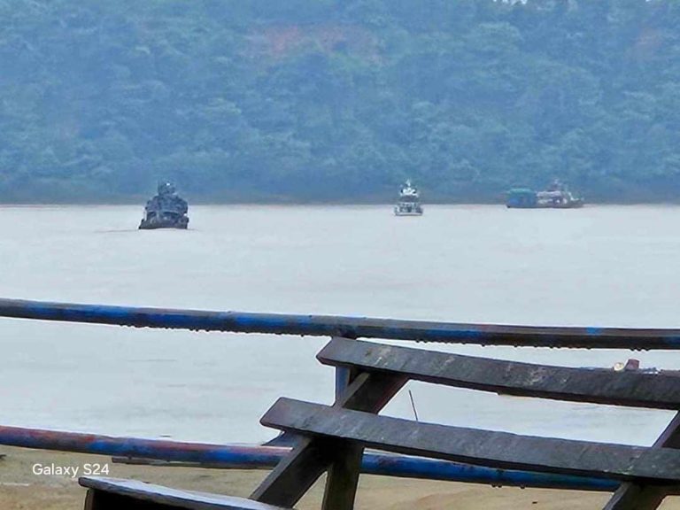 စစ်သင်္ဘော ၉ စီးအပါ မြေပြင်စစ်ကြောင်းတွေကြောင့် ချင်းတွင်းမြစ်ဘေးက ကျေးရွာ ၈ ရွာ ထွက်ပြေးနေရ