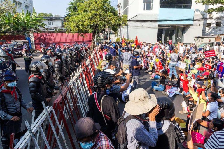 ပြည်သူလူထုအတွက် သတင်းအချက်အလက်ဖော်ထုတ်ရေးသားနေသူများကို ယူကေ ကူညီမည်