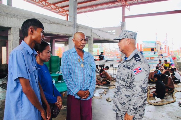 စစ်ကောင်စီရေတပ်ကြောင့် သေဆုံးခဲ့ရသူ၏ နာရေးကို ထိုင်းရေတပ် ဒုဗိုလ်ချုပ်ကြီး သွားရောက်အားပေး